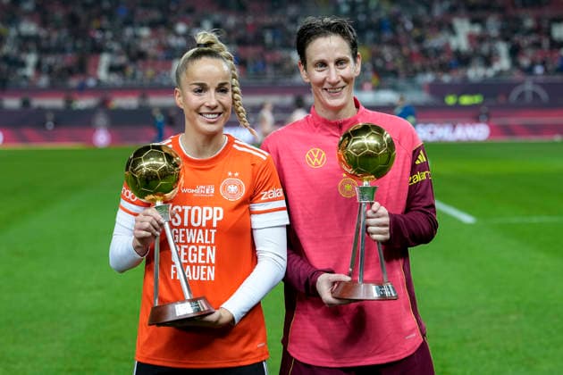 v.li.: Giulia Gwinn (DFB-Frauen) und Ann-Katrin Berger (Torwart, Torhüterin, DFB-Frauen) bei der Ehrung vor dem Anpfiff zur Fußballerin des Jahres, kicker, Ehre, Auszeichnung, Deutsche Nationalspielerin, Deutschlands Nationalspielerinnen, 28.11.2025, Kaiserslautern (Deutschland), Fussball, UEFA Women s Nations League, Finale, Hinspiel, Deutschland - Spanien, THE EVENT REGULATIONS PROHIBIT ANY USE OF PHOTOGRAPHS AS IMAGE SEQUENCES AND OR QUASI-VIDEO.
