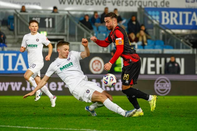 28.11.2025, xavx, Fussball 3.Liga, SV Wehen Wiesbaden - Erzgebirge Aue v.l. Erik Majetschak (FC Erzgebirge Aue), Fatih Kaya (SV Wehen Wiesbaden) (DFL DFB REGULATIONS PROHIBIT ANY USE OF PHOTOGRAPHS as IMAGE SEQUENCES and or QUASI-VIDEO) Wiesbaden