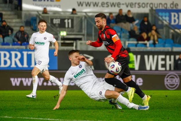 28.11.2025, xavx, Fussball 3.Liga, SV Wehen Wiesbaden - Erzgebirge Aue v.l. Erik Majetschak (FC Erzgebirge Aue), Fatih Kaya (SV Wehen Wiesbaden) (DFL DFB REGULATIONS PROHIBIT ANY USE OF PHOTOGRAPHS as IMAGE SEQUENCES and or QUASI-VIDEO) Wiesbaden