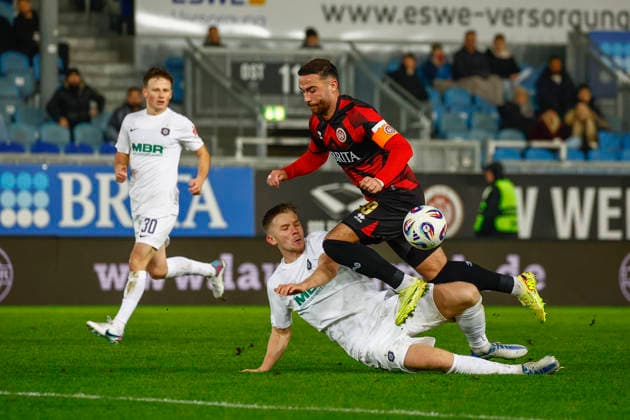 28.11.2025, xavx, Fussball 3.Liga, SV Wehen Wiesbaden - Erzgebirge Aue v.l. Erik Majetschak (FC Erzgebirge Aue), Fatih Kaya (SV Wehen Wiesbaden) (DFL DFB REGULATIONS PROHIBIT ANY USE OF PHOTOGRAPHS as IMAGE SEQUENCES and or QUASI-VIDEO) Wiesbaden