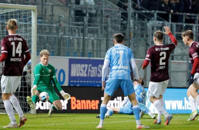 CFC vs BFC Dynamo 28.11.2025, Chemnitz, eins Stadion- An der Gellertstrasse, Fussball, Regionalliga Nordost, Saison 2025 2026, 17. Spieltag, CFC, CFC vs BFC Dynamo Gefahr vor dem BFC- Tor Chemnitz Sachsen BRD