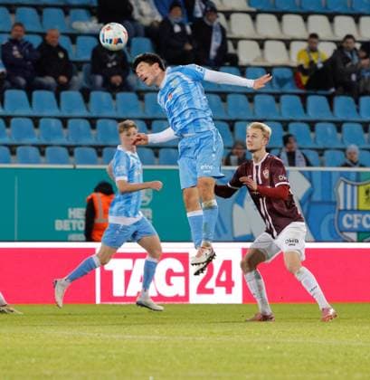 CFC vs BFC Dynamo 28.11.2025, Chemnitz, eins Stadion- An der Gellertstrasse, Fussball, Regionalliga Nordost, Saison 2025 2026, 17. Spieltag, CFC, CFC vs BFC Dynamo Roman Eppendorfer am Ball Chemnitz Sachsen BRD