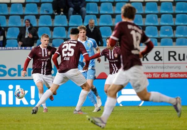 CFC vs BFC Dynamo 28.11.2025, Chemnitz, eins Stadion- An der Gellertstrasse, Fussball, Regionalliga Nordost, Saison 2025 2026, 17. Spieltag, CFC, CFC vs BFC Dynamo Kampf um den Ball Chemnitz Sachsen BRD