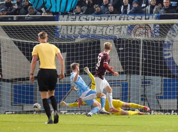 CFC vs BFC Dynamo 28.11.2025, Chemnitz, eins Stadion- An der Gellertstrasse, Fussball, Regionalliga Nordost, Saison 2025 2026, 17. Spieltag, CFC, CFC vs BFC Dynamo Tor für den BFC durch Willi Reinecke Chemnitz Sachsen BRD