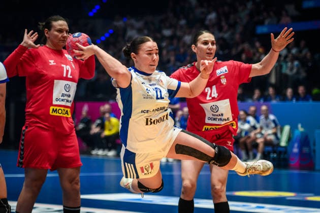 Elin Rosa Magnusdottir (Island, 22) zieht vorbei an Dragana Cvijic (Serbien, 72), li. und Jovana Skrobic (Serbien, 24) GER, Serbien - Island, Handball Weltmeisterschaft, Vorrunde, Gruppe C, 28.11.2025 GER, Serbien - Island, Handball Weltmeisterschaft, Vorrunde, Gruppe C, 28.11.2025 Stuttgart Copyright: xSandyxDinkelackerx EP_SDR