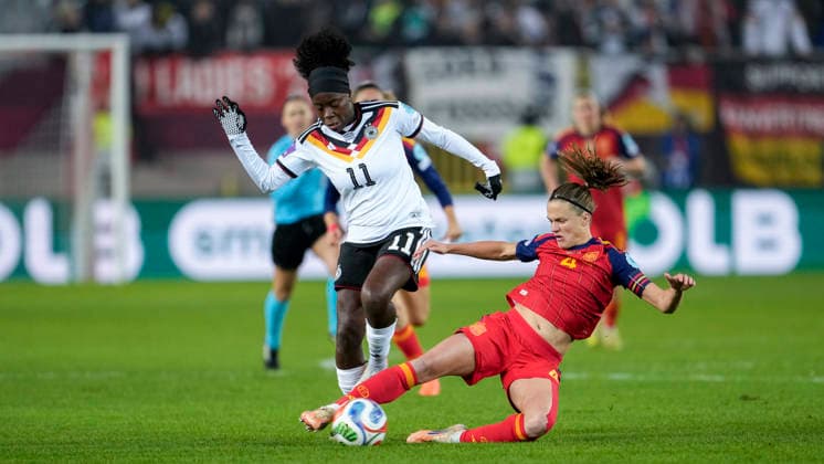 v.li.: Nicole Anyomi (DFB-Frauen, 11), Irene Paredes Hernandez (Spanien, 4), Zweikampf, Spielszene, Duell, duel, tackle, tackling, Dynamik, Action, Aktion, 28.11.2025, Kaiserslautern (Deutschland), Fussball, UEFA Women s Nations League, Finale, Hinspiel, Deutschland - Spanien, THE EVENT REGULATIONS PROHIBIT ANY USE OF PHOTOGRAPHS AS IMAGE SEQUENCES AND OR QUASI-VIDEO.