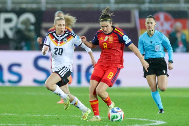 Elisa Senss (Germany) und Mariona Caldentey (Spain) kaempfen um den Ball, UEFA Women s Nations League 2025 Final First Leg, Germany v Spain, Fritz-Walter-Stadion am 28. November 2025 in Kaiserslautern, Deutschland. (Foto von Marco Steinbrenner DeFodi Images) Elisa Senss (Germany) und Mariona Caldentey (Spain) battle for the ball, UEFA Women s Nations League 2025 Final First Leg, Germany v Spain, Fritz-Walter-Stadion, November 28, 2025 in Kaiserslautern, Germany. (Photo by Marco Steinbrenner DeFodi Images)