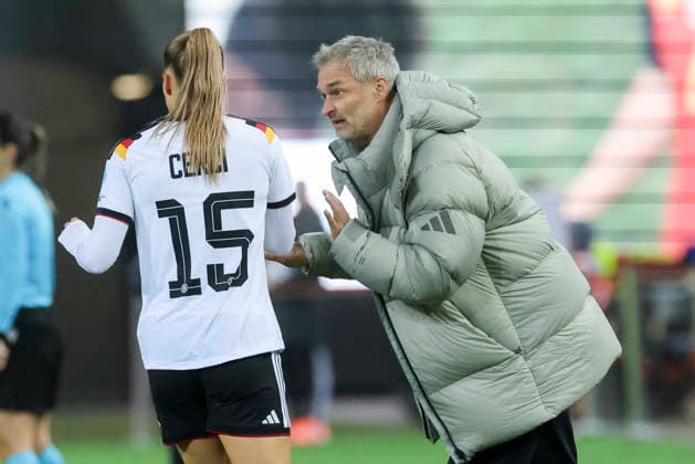 Selina Cerci (Germany) und Bundestrainer Christian Wueck (Germany) unterhalten sich, UEFA Women s Nations League 2025 Final First Leg, Germany v Spain, Fritz-Walter-Stadion am 28. November 2025 in Kaiserslautern, Deutschland. (Foto von Marco Steinbrenner DeFodi Images) Selina Cerci (Germany) und Bundestrainer Christian Wueck (Germany) talk together, UEFA Women s Nations League 2025 Final First Leg, Germany v Spain, Fritz-Walter-Stadion, November 28, 2025 in Kaiserslautern, Germany. (Photo by Marco Steinbrenner DeFodi Images)