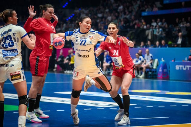 Elin Rosa Magnusdottir (Island, 22) zieht vorbei an Dragana Cvijic (Serbien, 72), li. und Jovana Skrobic (Serbien, 24) GER, Serbien - Island, Handball Weltmeisterschaft, Vorrunde, Gruppe C, 28.11.2025 GER, Serbien - Island, Handball Weltmeisterschaft, Vorrunde, Gruppe C, 28.11.2025 Stuttgart Copyright: xSandyxDinkelackerx EP_SDR