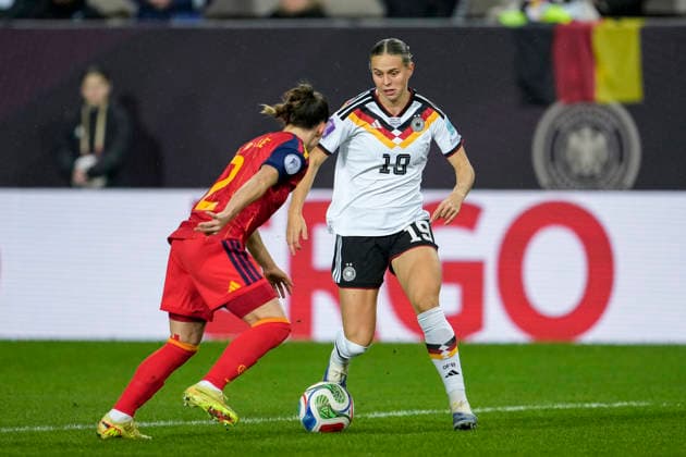 v.li.: Ona Batlle Pascual (Spanien, 2), Klara Bühl (DFB-Frauen, 19), Zweikampf, Spielszene, Duell, duel, tackle, tackling, Dynamik, Action, Aktion, 28.11.2025, Kaiserslautern (Deutschland), Fussball, UEFA Women s Nations League, Finale, Hinspiel, Deutschland - Spanien, THE EVENT REGULATIONS PROHIBIT ANY USE OF PHOTOGRAPHS AS IMAGE SEQUENCES AND OR QUASI-VIDEO. xozx