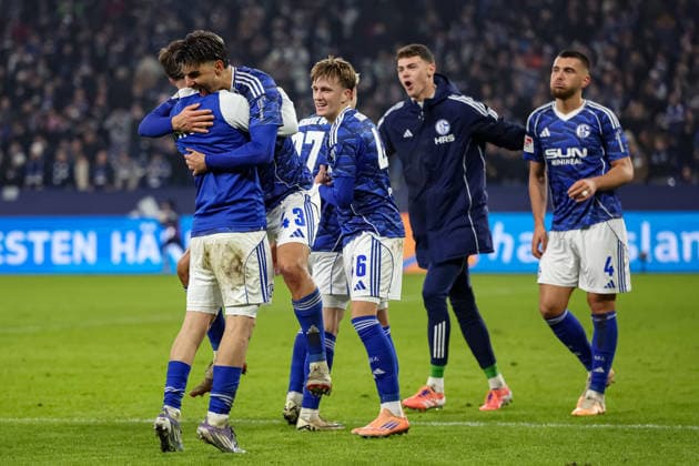 Gelsenkirchen, Deutschland, 28.11.25: Spieler von FC Schalke 04 feiern den Sieg waehrend des Spiels der 2. Bundesliga zwischen FC Schalke 04 - SC Paderborn in der Veltins-Arena am 28. November 2025 in Gelsenkirchen, Deutschland. Gelsenkirchen Veltins-Arena Germany Copyright: xStefanxBrauer Brauer-Fotoagenturx