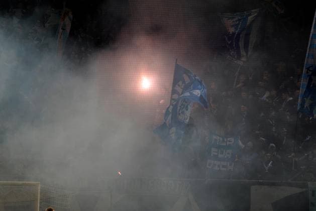 CFC vs BFC Dynamo 28.11.2025, Chemnitz, eins Stadion- An der Gellertstrasse, Fussball, Regionalliga Nordost, Saison 2025 2026, 17. Spieltag, CFC, CFC vs BFC Dynamo Pyrotechnik in der Chemnitzer Südkurve Chemnitz Sachsen BRD