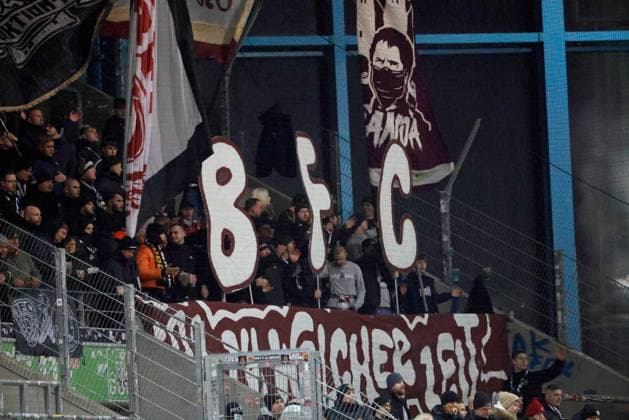 CFC vs BFC Dynamo 28.11.2025, Chemnitz, eins Stadion- An der Gellertstrasse, Fussball, Regionalliga Nordost, Saison 2025 2026, 17. Spieltag, CFC, CFC vs BFC Dynamo BFC- Fans im Gästeblock Chemnitz Sachsen BRD