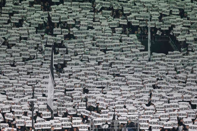 Mönchengladbach, Deutschland, 28.11.25: die Fans von Borussia Mönchengladbach mit Bannern Nein waehrend des Spiels der Bundesliga zwischen Borussia Mönchengladbach vs RB Leipzig im Stadion im Borussia Park Mönchengladbach Stadion im Borussia Park North Rhine-Westphalia Germany Copyright: xBrauer-Fotoagenturx xAdrianxSchlx