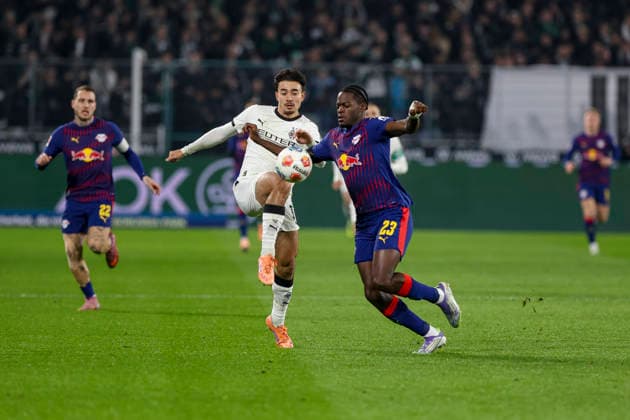Mönchengladbach, Deutschland, 28.11.25: Jens Castrop (Borussia Mönchengladbach) und Junior Castello Lukeba (RB Leipzig) im Kampf um den Ball waehrend des Spiels der Bundesliga zwischen Borussia Mönchengladbach vs RB Leipzig im Stadion im Borussia Park Mönchengladbach Stadion im Borussia Park North Rhine-Westphalia Germany Copyright: xBrauer-Fotoagenturx xAdrianxSchlx