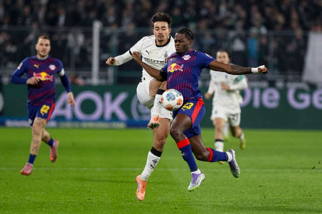 Mönchengladbach, Deutschland, 28.11.25: Jens Castrop (Borussia Mönchengladbach) und Junior Castello Lukeba (RB Leipzig) im Kampf um den Ball waehrend des Spiels der Bundesliga zwischen Borussia Mönchengladbach vs RB Leipzig im Stadion im Borussia Park Mönchengladbach Stadion im Borussia Park North Rhine-Westphalia Germany Copyright: xBrauer-Fotoagenturx xAdrianxSchlx