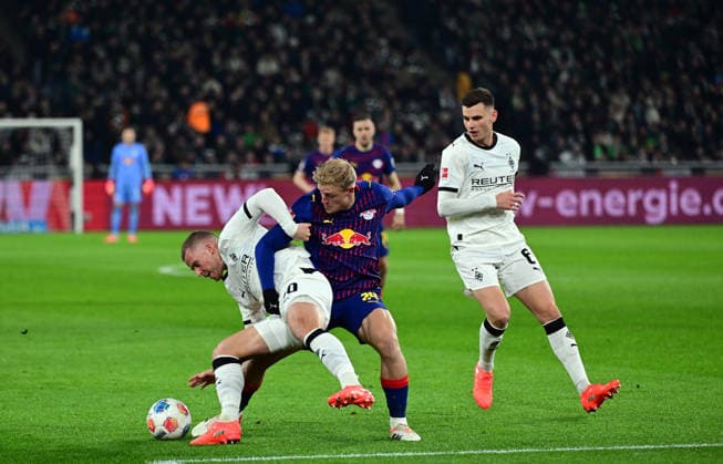 28.11.2025; Moenchengladbach; Fussball, Herren, Saison 2025 2026, Borussia Moenchengladbach vs. RB Leipzig Zweikampf zwischen v. li. Nico Elvedi (Gladbach), Xaver Schlager (Leipzig) . Ganz rechts schaut Yannik Engelhardt (Gladbach) zu. DFL regulations prohibit any use of photographs as image sequences and or quasi-video. Borussia-Park NRW Deutschland