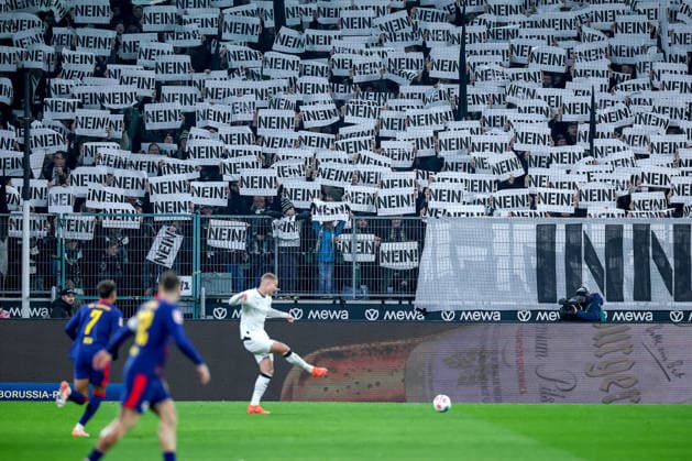 28.10.2025, Fußball, Borussia Mönchengladbach - RB Leipzig, 1. Fußball Bundesliga, 12.Spieltag, Borussia-Park, Saison 2025 2026: Choreografie Choreo Choreography Nein zu den Plänen der Innenministerkonferenz Schilder Tribüne Protest Protestaktion DFB regulations prohibit any use of photographs as image sequences and or quasi-video. Nordrhein-Westfalen Deutschland *** 28 10 2025, Football, Borussia Mönchengladbach RB Leipzig, 1 Soccer Bundesliga, 12 Matchday, Borussia Park, Season 2025 2026 Choreography Choreo Choreography No to the plans of the Conference of Interior Ministers Signs Tribune Protest Protest action DFB regulations prohibit any use of photographs as image sequences and or quasi video North Rhine-Westphalia Germany