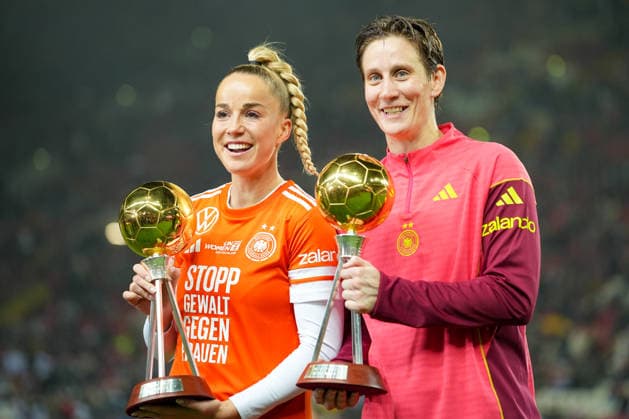 Fussball: UEFA Women s Nations League, Finalspiel 1, Deutschland - Spanien am 28.11.2025 in Kaiserslautern (Fritz-Walter-Stadion), Deutschland, Saison 2025 2026: Giulia Gwinn (7, GER) und Ann-Katrin Berger (1, GER) mit der Ehrung zu den Fußballerinnen des Jahres. Kaiserslautern Fritz-Walter-Stadion Deutschland Copyright: xChristophxKinzingerx