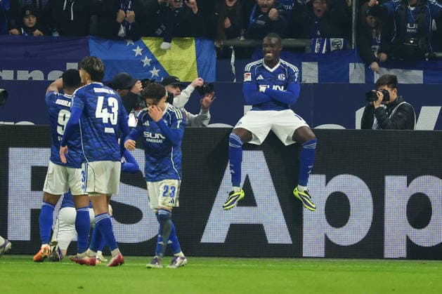 Gelsenkirchen, Veltins Arena, 28.11.25, GER, Herren, 2. Bundesliga, Saison 2025 - 2026, FC Schalke 04 - SC Paderborn 07, Bryan Lasme (FC Schalke 04) jubelt nach seinem Tor zum 2:1 DFB DFL REGULATIONS PROHIBIT ANY USE OF PHOTOGRAPHS AS IMAGE SEQUENCES AND OR QUASI-VIDEO. Copyright: JoachimxBywaletz xJB-Sportfoto