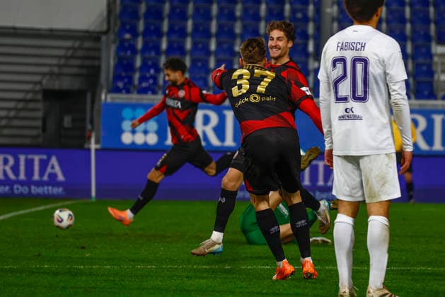 28.11.2025, xavx, Fussball 3.Liga, SV Wehen Wiesbaden - Erzgebirge Aue v.l. Donny Bogicevic (SV Wehen Wiesbaden) celebrate the goal, Der Torjubel zum 2:1 (DFL DFB REGULATIONS PROHIBIT ANY USE OF PHOTOGRAPHS as IMAGE SEQUENCES and or QUASI-VIDEO) Wiesbaden