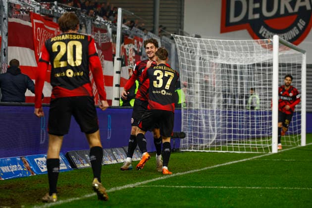 28.11.2025, xavx, Fussball 3.Liga, SV Wehen Wiesbaden - Erzgebirge Aue v.l. Donny Bogicevic (SV Wehen Wiesbaden) celebrate the goal, Der Torjubel zum 2:1 (DFL DFB REGULATIONS PROHIBIT ANY USE OF PHOTOGRAPHS as IMAGE SEQUENCES and or QUASI-VIDEO) Wiesbaden