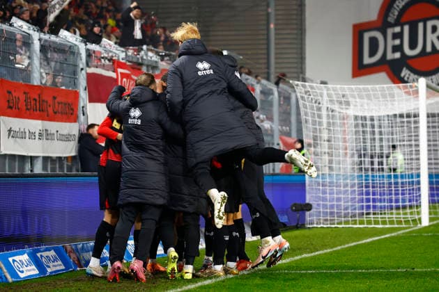 28.11.2025, xavx, Fussball 3.Liga, SV Wehen Wiesbaden - Erzgebirge Aue v.l. Donny Bogicevic (SV Wehen Wiesbaden) celebrate the goal, Der Torjubel zum 2:1 (DFL DFB REGULATIONS PROHIBIT ANY USE OF PHOTOGRAPHS as IMAGE SEQUENCES and or QUASI-VIDEO) Wiesbaden