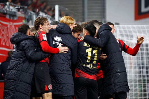 28.11.2025, xavx, Fussball 3.Liga, SV Wehen Wiesbaden - Erzgebirge Aue v.l. Donny Bogicevic (SV Wehen Wiesbaden) celebrate the goal, Der Torjubel zum 2:1 (DFL DFB REGULATIONS PROHIBIT ANY USE OF PHOTOGRAPHS as IMAGE SEQUENCES and or QUASI-VIDEO) Wiesbaden