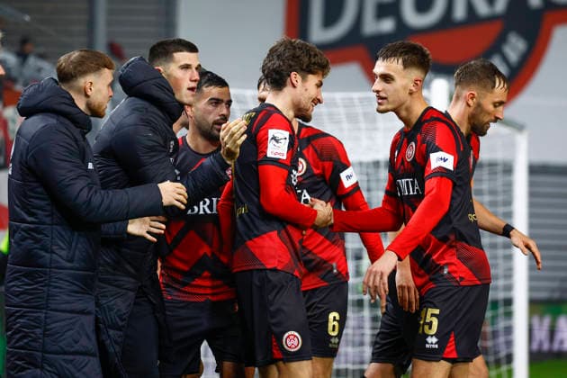 28.11.2025, xavx, Fussball 3.Liga, SV Wehen Wiesbaden - Erzgebirge Aue v.l. Donny Bogicevic (SV Wehen Wiesbaden) celebrate the goal, Der Torjubel zum 2:1 (DFL DFB REGULATIONS PROHIBIT ANY USE OF PHOTOGRAPHS as IMAGE SEQUENCES and or QUASI-VIDEO) Wiesbaden