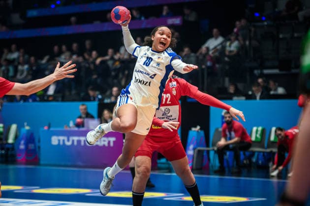 Lovisa Thompson (Island, 19) zieht vorbei an verdeckt Dragana Cvijic (Serbien, 72) GER, Serbien - Island, Handball Weltmeisterschaft, Vorrunde, Gruppe C, 28.11.2025 GER, Serbien - Island, Handball Weltmeisterschaft, Vorrunde, Gruppe C, 28.11.2025 Stuttgart Copyright: xSandyxDinkelackerx EP_SDR