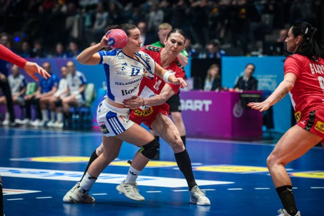 Elin Klara Thorkelsdottir (Island, 17) vs. Jovana Skrobic (Serbien, 24), re. noch Sara Garovic (Serbien, 94) GER, Serbien - Island, Handball Weltmeisterschaft, Vorrunde, Gruppe C, 28.11.2025 GER, Serbien - Island, Handball Weltmeisterschaft, Vorrunde, Gruppe C, 28.11.2025 Stuttgart Copyright: xSandyxDinkelackerx EP_SDR