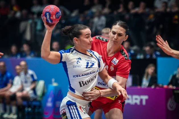 Elin Klara Thorkelsdottir (Island, 17) vs. Jovana Skrobic (Serbien, 24) GER, Serbien - Island, Handball Weltmeisterschaft, Vorrunde, Gruppe C, 28.11.2025 GER, Serbien - Island, Handball Weltmeisterschaft, Vorrunde, Gruppe C, 28.11.2025 Stuttgart Copyright: xSandyxDinkelackerx EP_SDR