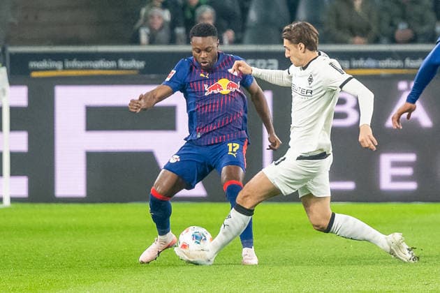 28.11.2025, Fussball: 1. Bundesliga, Saison 2025 2026, 12. Spieltag, Borussia Moenchengladbach - RB Leipzig im Borussia Park in Moenchengladbach. Zweikampf zwischen Ridle Baku (RB Leipzig, 17) und Florian Neuhaus (Borussia Moenchengladbach, 10). Wichtiger Hinweis: Gemaess den Vorgaben der DFL Deutsche Fussball Liga bzw. des DFB Deutscher Fussball-Bund ist es untersagt, in dem Stadion und oder vom Spiel angefertigte Fotoaufnahmen in Form von Sequenzbildern und oder videoaehnlichen Fotostrecken zu verwerten bzw. verwerten zu lassen. Foto: Kirchner-Media Thomas Haesler Copyright: xKirchner-Media ThomasxHaeslerx