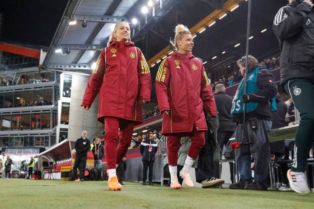 Ersatzspielerinnen Deutschland kommen ins Stadion , Fussball Frauen, UEFA Womens Nations League 2025, Finale 1. Spiel, Deutschland vs. Spanien, 28.11.2025, Fritz-Walter-Stadion, Kaiserslautern, Deutschland Kaiserslautern Fritz-Walter-Stadion Rheinland-Pfalz Deutschland Copyright: xGrantxHubbsx
