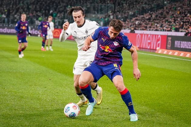 Deutschland: Fussball Bundesliga 2025 26, 12. Spieltag - Borussia Mönchengladbach vs RB Leipzig - Borussia-Park (Mönchengladbach): Willi Orban Willi Orban (RB Leipzig, 4) und Rocco Reitz (Borussia Mönchengladbach, 27) im Zweikampf Mönchengladbach Nordrhein-Westfalen Deutschland Copyright: xJOERANxSTEINSIEKx