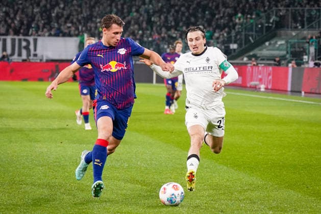 Deutschland: Fussball Bundesliga 2025 26, 12. Spieltag - Borussia Mönchengladbach vs RB Leipzig - Borussia-Park (Mönchengladbach): Willi Orban Willi Orban (RB Leipzig, 4) und Rocco Reitz (Borussia Mönchengladbach, 27) im Zweikampf Mönchengladbach Nordrhein-Westfalen Deutschland Copyright: xJOERANxSTEINSIEKx
