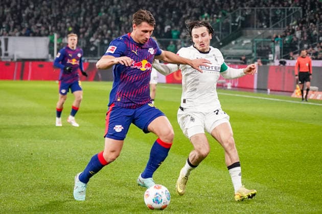 Deutschland: Fussball Bundesliga 2025 26, 12. Spieltag - Borussia Mönchengladbach vs RB Leipzig - Borussia-Park (Mönchengladbach): Willi Orban Willi Orban (RB Leipzig, 4) und Rocco Reitz (Borussia Mönchengladbach, 27) im Zweikampf Mönchengladbach Nordrhein-Westfalen Deutschland Copyright: xJOERANxSTEINSIEKx
