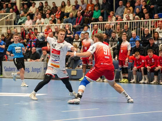 Einar Nickelsen (VfL Luebeck-Schwartau, 42) i Zweikampf gegen Alexander Schoss (TuSEM Essen, 91) TuSEM Essen vs. 1. VfL Luebeck-Schwartau, Handball, 2. Bundesliga, 13. Spieltag, Saison 2025 2026, 28.11.2025 TuSEM Essen vs. 1. VfL Luebeck-Schwartau, Handball, 2. Bundesliga, 13. Spieltag, Saison 2025 2026, 28.11.2025 Essen Copyright: xEibner-Pressefoto DamianxKruczynx EP_DKI