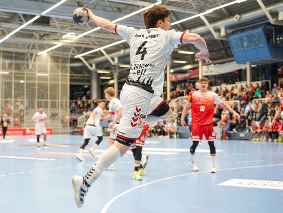 Paul Holzhacker (VfL Luebeck-Schwartau, 04) beim Torwurf TuSEM Essen vs. 1. VfL Luebeck-Schwartau, Handball, 2. Bundesliga, 13. Spieltag, Saison 2025 2026, 28.11.2025 TuSEM Essen vs. 1. VfL Luebeck-Schwartau, Handball, 2. Bundesliga, 13. Spieltag, Saison 2025 2026, 28.11.2025 Essen Copyright: xEibner-Pressefoto DamianxKruczynx EP_DKI