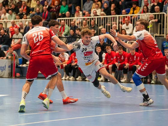 Magnus Holpert (VfL Luebeck-Schwartau, 22) im Zweikampf gegen Tom Wolf (TuSEM Essen, 26) und Alexander Schoss (TuSEM Essen, 91) TuSEM Essen vs. 1. VfL Luebeck-Schwartau, Handball, 2. Bundesliga, 13. Spieltag, Saison 2025 2026, 28.11.2025 TuSEM Essen vs. 1. VfL Luebeck-Schwartau, Handball, 2. Bundesliga, 13. Spieltag, Saison 2025 2026, 28.11.2025 Essen Copyright: xEibner-Pressefoto DamianxKruczynx EP_DKI