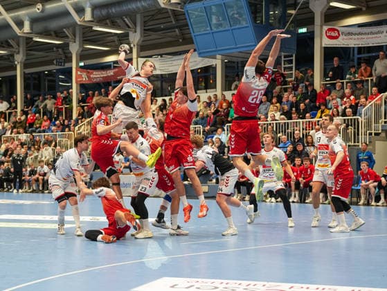 Ole Hagedorn (VfL Luebeck-Schwartau, 10) beim Torwurf. Tom Wolf (TuSEM Essen, 26) versucht zu blocken TuSEM Essen vs. 1. VfL Luebeck-Schwartau, Handball, 2. Bundesliga, 13. Spieltag, Saison 2025 2026, 28.11.2025 TuSEM Essen vs. 1. VfL Luebeck-Schwartau, Handball, 2. Bundesliga, 13. Spieltag, Saison 2025 2026, 28.11.2025 Essen Copyright: xEibner-Pressefoto DamianxKruczynx EP_DKI