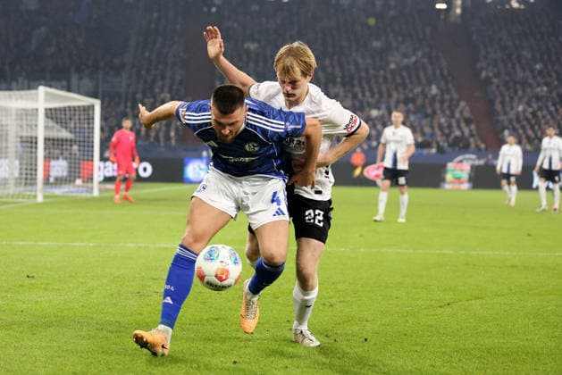 Mattes Hansen (SC Paderborn 07) und Hasan Kurucay (FC Schalke 04) beim Spiel der 2. Bundesliga (Saison 2025 26) FC Schalke 04 - SC Paderborn 07 Copyright: Thomas Pakusch