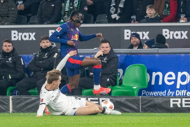 28.11.2025, Fussball: 1. Bundesliga, Saison 2025 2026, 12. Spieltag, Borussia Moenchengladbach - RB Leipzig im Borussia Park in Moenchengladbach. Zweikampf zwischen Luca Netz (Borussia Moenchengladbach, 20) und Yan Diomonde (RB Leipzig, 49). Wichtiger Hinweis: Gemaess den Vorgaben der DFL Deutsche Fussball Liga bzw. des DFB Deutscher Fussball-Bund ist es untersagt, in dem Stadion und oder vom Spiel angefertigte Fotoaufnahmen in Form von Sequenzbildern und oder videoaehnlichen Fotostrecken zu verwerten bzw. verwerten zu lassen. Foto: Kirchner-Media Thomas Haesler Copyright: xKirchner-Media ThomasxHaeslerx
