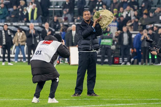 28.11.2025, Fussball: 1. Bundesliga, Saison 2025 2026, 12. Spieltag, Borussia Moenchengladbach - RB Leipzig im Borussia Park in Moenchengladbach. Alassane Plea wird verabschiedet und verabschiedet sich von seinem Publikum. Wichtiger Hinweis: Gemaess den Vorgaben der DFL Deutsche Fussball Liga bzw. des DFB Deutscher Fussball-Bund ist es untersagt, in dem Stadion und oder vom Spiel angefertigte Fotoaufnahmen in Form von Sequenzbildern und oder videoaehnlichen Fotostrecken zu verwerten bzw. verwerten zu lassen. Foto: Kirchner-Media Thomas Haesler Copyright: xKirchner-Media ThomasxHaeslerx