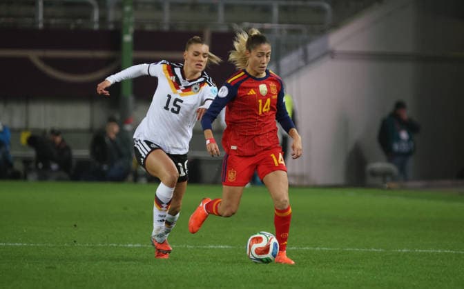 28.11.2025, Fussball, Frauen, UEFA Women s Nations League Finale 2025, Deutschland - Spanien, Selina Cerci (Deutschland) Laia Aleixandri (Spanien) Kaiserslautern Fritz-Walter-Stadion Rheinland-Pfalz Deutschland (DEU) Copyright: xFabianxKleerx