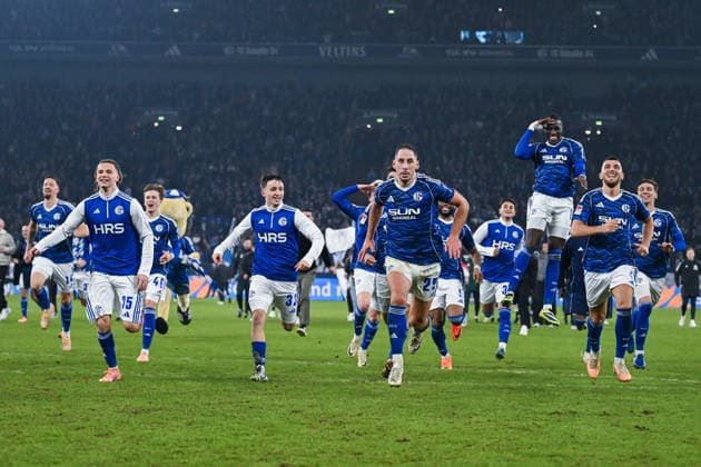 28.11.2025, Fussball, 2. Bundesliga, Saison 2025 2026, 14. Spieltag, FC Schalke 04 - SC Paderborn, Die Spieler des FC Schalke 04 freuen sich über den Sieg. xRHR-FOTO YYx Copyright: KROEGER RHR-FOTOx RHR-FOTO YY
