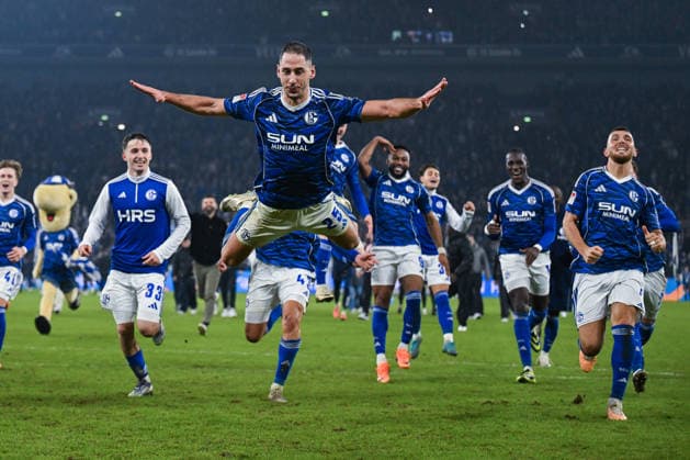 28.11.2025, Fussball, 2. Bundesliga, Saison 2025 2026, 14. Spieltag, FC Schalke 04 - SC Paderborn, Die Spieler des FC Schalke 04 freuen sich über den Sieg. Nikola Katic (FC Schalke 04) xRHR-FOTO YYx Copyright: KROEGER RHR-FOTOx RHR-FOTO YY