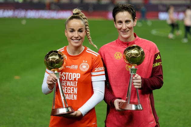 28.11.2025, xhettx, Fussball UEFA Women s Nations League Finale Hinspiel , Deutschland - Spanien v.l. Ehrung Giulia Gwinn (Deutschland, 7) und Ann-Katrin Berger (Deutschland, 1) (DFL DFB REGULATIONS PROHIBIT ANY USE OF PHOTOGRAPHS as IMAGE SEQUENCES and or QUASI-VIDEO) Kaiserslautern