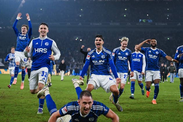 28.11.2025, Fussball, 2. Bundesliga, Saison 2025 2026, 14. Spieltag, FC Schalke 04 - SC Paderborn, Die Spieler des FC Schalke 04 freuen sich über den Sieg. Vitalie Becker (FC Schalke 04), Mertcan Ayhan (FC Schalke 04), Finn Porath (FC Schalke 04) , Moussa Sylla (FC Schalke 04) xRHR-FOTO YYx Copyright: KROEGER RHR-FOTOx RHR-FOTO YY