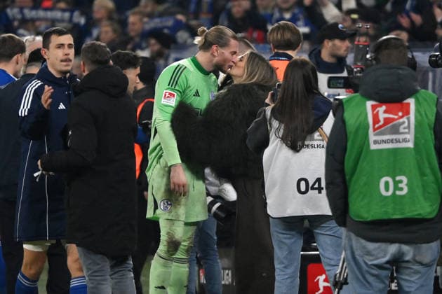 Torwart Loris Karius (Schalke 04) nach dem Spiel mit seiner Frau Diletta Leotta 28.11.2025, Fussball 2. Bundesliga, Saison 2025 2026, 14. Spieltag, FC Schalke 04 - SC Paderborn DFL regulations prohibit any use of photographs as image sequences and or quasi-video Gelsenkirchen Veltins Arena Nordrhein Westfalen Deutschland